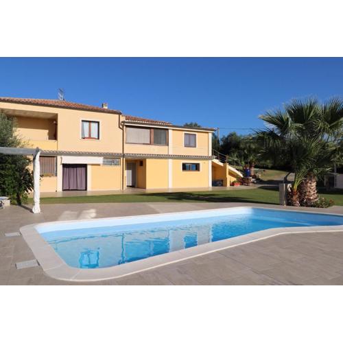 Carlo Apartments