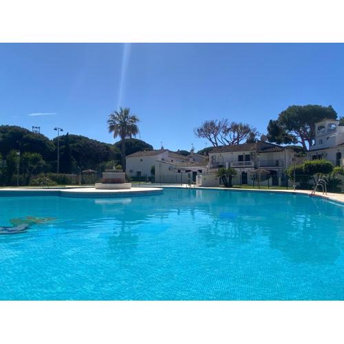 Casa adosada con patio privado con barbacoa y piscina cerca de la playa