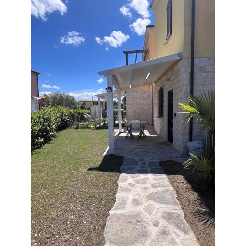 Casa Antia, nuovo bilocale con giardino in Residence con piscina