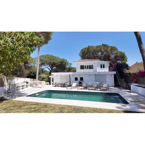 Casa Bahari near the beach with pool, BBQ, and lounge