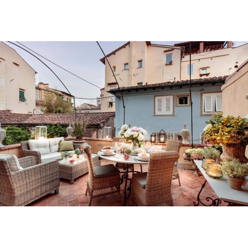 CASA BRUMAR, the Most Central Terrace inside the Walls of Lucca