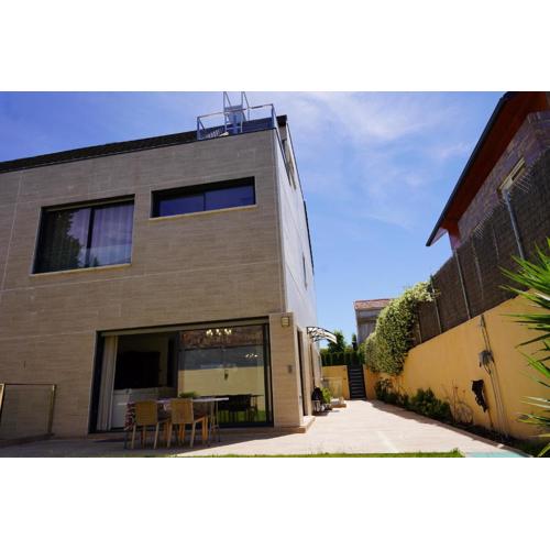 casa completa de lujo con jardin y piscina compartida