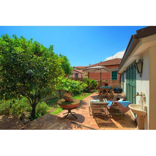 casa con giardino, garage, wi-fi, 2 bagni e AC in una camera da letto
