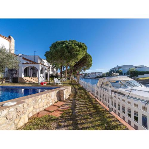 Casa con Piscina, Gran Amarre y 4 Dormitorios en Castelló d\