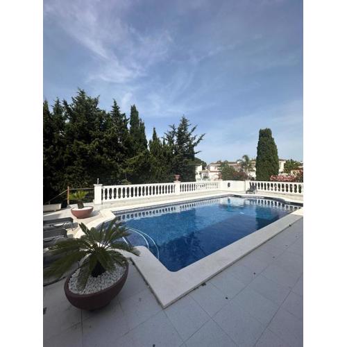 Casa con piscina y amarre soleada