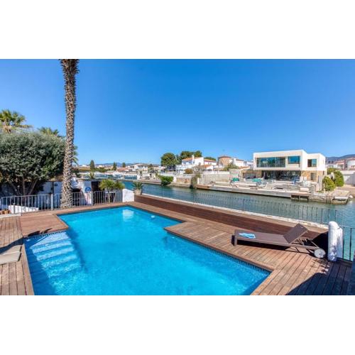 Casa con piscina y amarre
