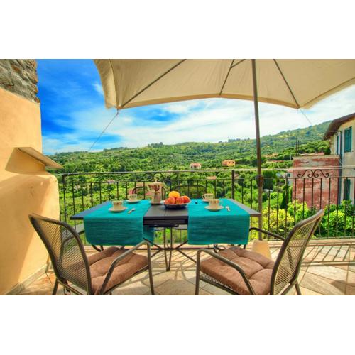 casa con terrazza panoramica in tipico borgo ligure