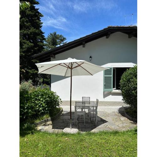 Casa del Custode: renovated flat with garden in a Villa near the lake