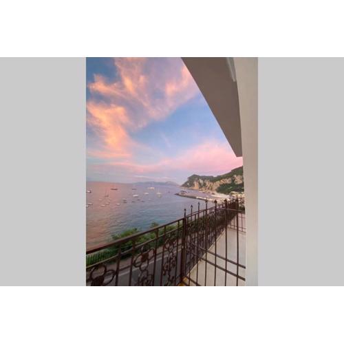 Casa di charme panoramica a Capri sulla spiaggia.
