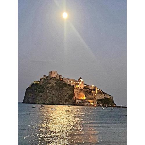 Casa di Claudio, Spazioso Appartamento con 3 Camere e Terrazza Panoramica, Centro Ischia