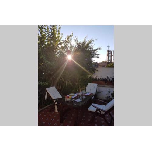 Casa en GRANADA con hermoso jardín, parking calle