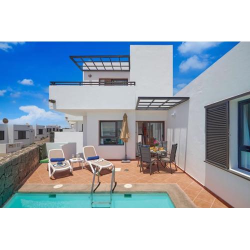 Casa María Duplex with Sea & Mountain Views, 15 Minutes walk from the Marina Rubicón
