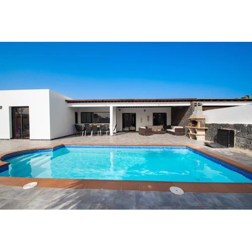 Casa Marlay Spacious, heated Pool, BBQ & Fast Wi-Fi only 15 minutes walk to town