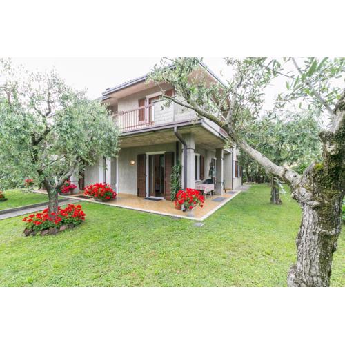 Casa Mary due - trilocale con giardino privato a due passi dal lago