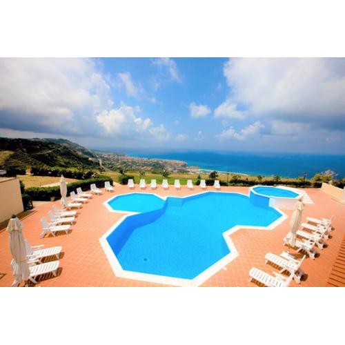 Casa Marzy- Charming Tropea Studio with Pool, Sea & Volcano Views