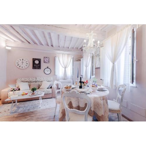 Casa Monique, A Smart Designed Sweet Air Conditioned Apartment Inside the Walls of Lucca