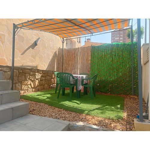 Casa MYA con terreno privado y parking compartido - a 800m de Playa Poniente