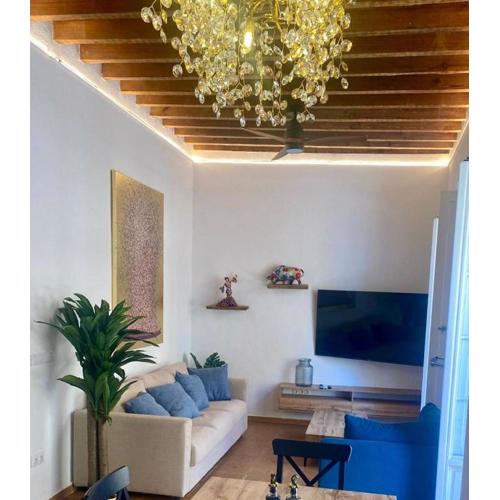 CASA NATY, Espacioso Renovado Apartamento en el Centro de Malaga