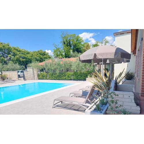 Casa Pergola 1 - Elegante Appartamento per 6 persone - fronte piscina, parking
