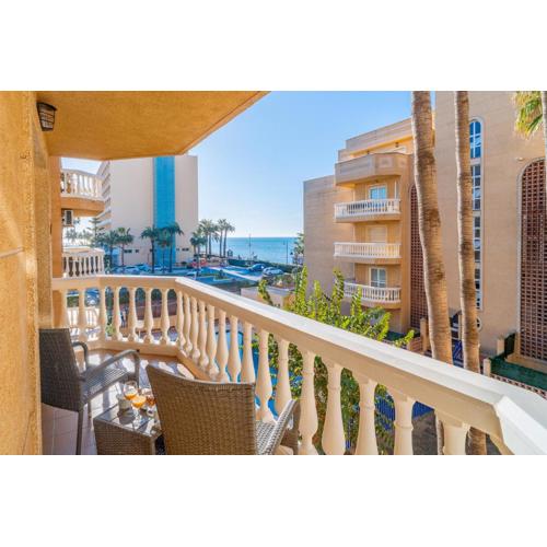 Casa Playa Guadalmar, beautiful apartment in front of the sea, wifi, AC, smart TV, Private parking