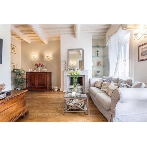 Casa Raffa, 2 Bedrooms 2 Bathrooms Romantic Apartment with Terrace and Parking in Lucca