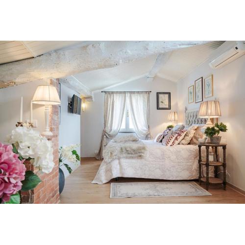 Casa Rosalba, spacious Home with Elevator along Via Guinigi inside the Lucca Walls