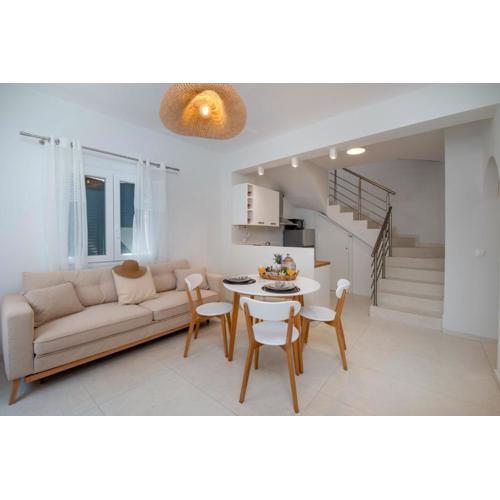Casa Rossa e Verde by All About Paxos