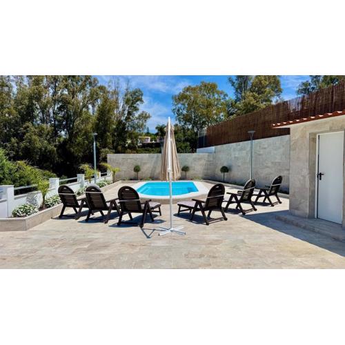 Casa rural de diseño con piscina y barbacoa
