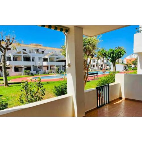 Casita con jardín y piscina comunitaria en Dénia, muy cerca de la playa de las Rotas