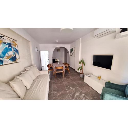 Center 2Br Apt w/ parking and 250m walk from beach