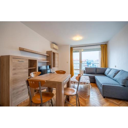 Central 1BDR Private parking