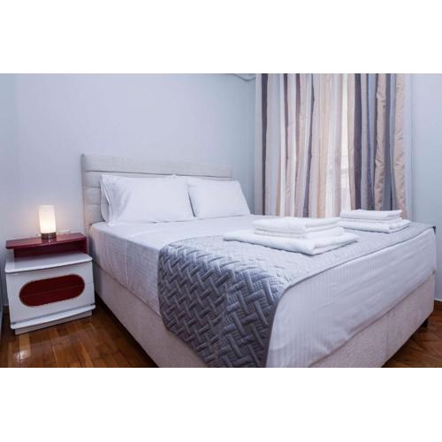 Central 2 Bd Apt with Balcony by Monastiraki