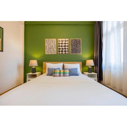 Central 3-Bedroom Apartment with High Ceilings
