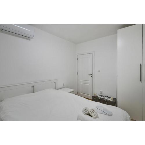Central 3BR with parking nearby Opera
