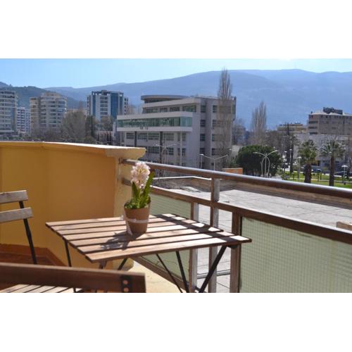 Central 5 Bedrooms Apartment Partial Seaview