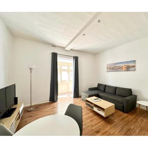 Central and modern Valletta flat