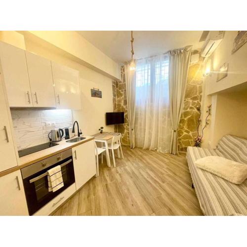 Central Apartment for Two in Kypselis 61