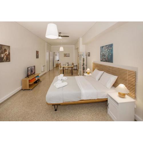 Central apartment on pedestrian street by GHH