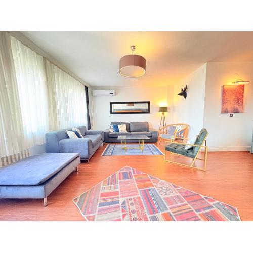 Central Apartment with 3BR, Lift, AC, Cihangir