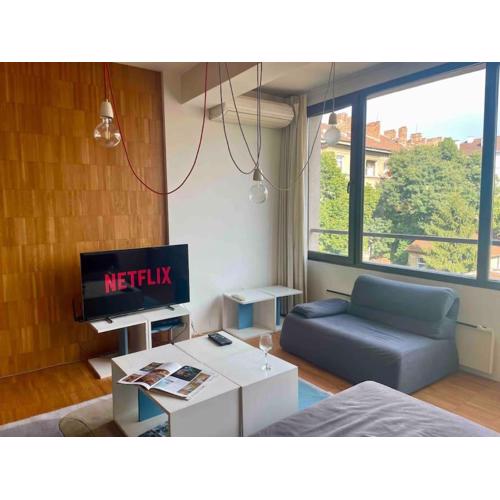 Central Apartment with Free Parking and Balcony