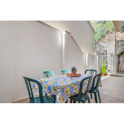 Central bright flat with terrace in Giardini Naxos