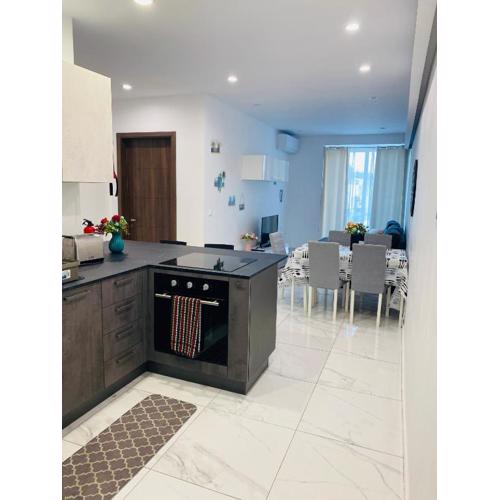 Central, Bright & Modern Apartment