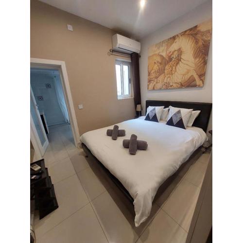 Central & Cozy - 1 Bedroom Apartment