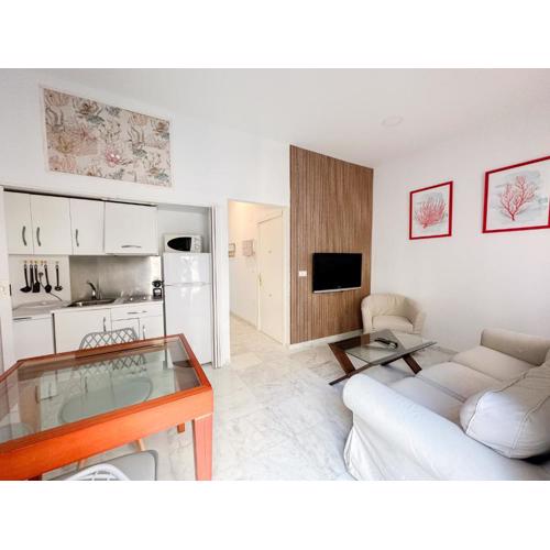 Central Cozy Budget 2BR Apt with AC, 1 bath, Private Parking opt