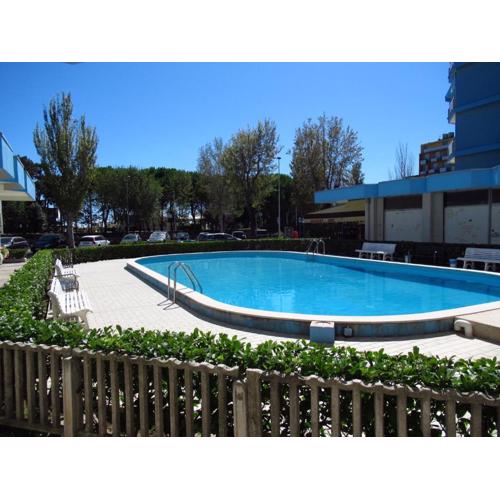 Central flat, 130m from the beach with shared pool