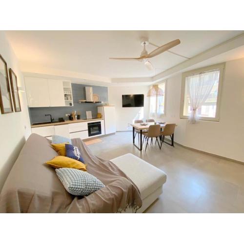 Central Gem, Walk to the Beach, Private Parking