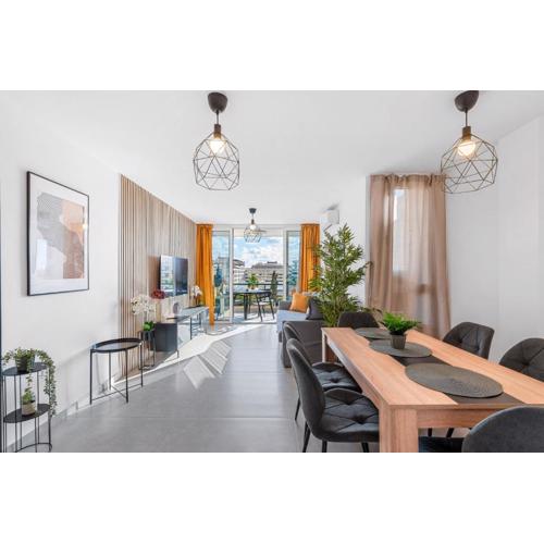 Central location - Walk to the beach, shops & dining