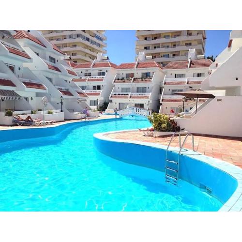 Central location P, terrace with pool view, sunny, quiet, wifi