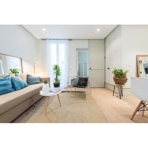 Central Madrid Apartment 60 m² + AC