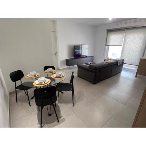 Central, Modern & New Apt